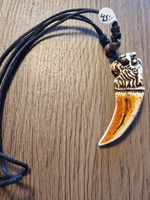 Totemhalsband med halsrem. - Totemhalsband med halsrem. Berlock 7 cm hög. Bredd 2,5 cm.