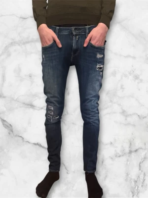 Replay Anbass Jeans - Replay Anbass Jeans. Nypris runt 2000kr Säljs för 749kr(Modellen har original slitningar ifrån fabrik vilket är väldigt eftertraktat och populärt)