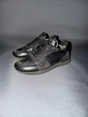 Rockrunners Svarta - Säljer dessa svarta rockrunners i bra skick, små skador på vissa ställen men som inte syns tydligt