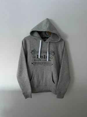 Ralph Lauren hoodie - Säljer denna feta Ralph lauren hoodie i storlek M passar S, helt ny med prislapp, modellen är 175cm 60kg sitter perfekt, Hör gärna av dig vid funderingar🤝