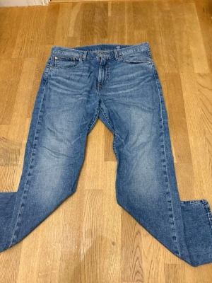 Levis 502 jeans - Helt ok skick sytt mellan benen så de är lagade. Men annars bra storlek W 33 L 30