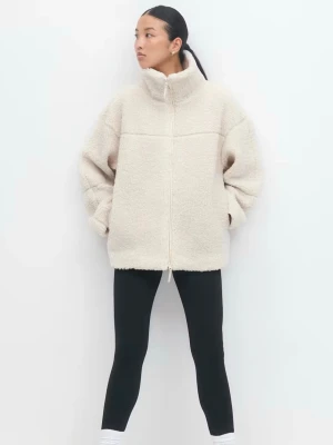 Beige oversized teddyjacka med dragkedja - Supermjuk och oversized teddyjacka i beige med hög krage och hel dragkedja framtill. Jackan har en enkel och stilren design, perfekt för lager-på-lager och chill vibes. Materialet är fluffigt och ger en mysig känsla.