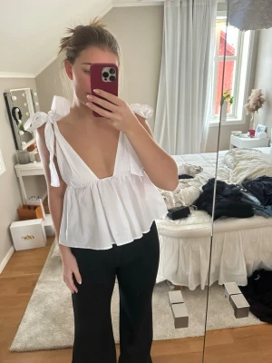 Vit topp - Vit topp från zara, prislapp kvar aldrig använd. Banden går att knyta hårdare eller lösare🥰