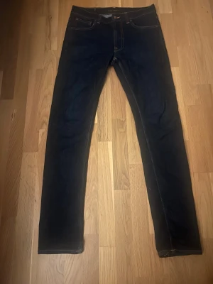 Mörkblå jeans med raka ben - Snygga mörkblå jeans med raka ben och klassiska kontrastsömmar. Femficksmodell med normal passform och midja. Perfekta till en avslappnad stil och funkar året runt.        Priset går att förhandla 