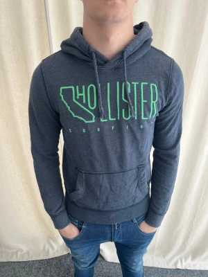 Hollister hoodie  - Riktigt schysst hoodie från hollister. Riktigt snyggt tryck på den. Modellen på bilden är 184 cm. Skicka prisförslag 