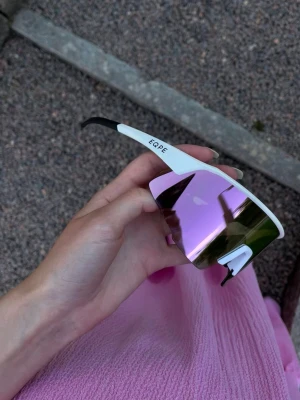 EQPE sportiga solglasögon  - Säljer ett par sportiga solglasögon från EQPE, köpta 2023, skitsnygga och så sköna och bra mot solen, bästa jag haft!