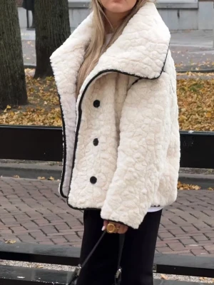 Vit teddyjacka med svarta detaljer - Super snygg jacka från Gina❤️endast använd 2-3 gånger🥰nypris 800kr