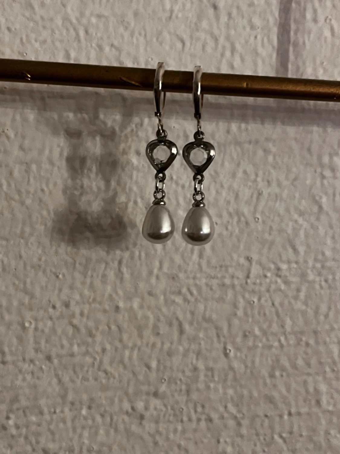 Silverörhängen med hjärta och pärla