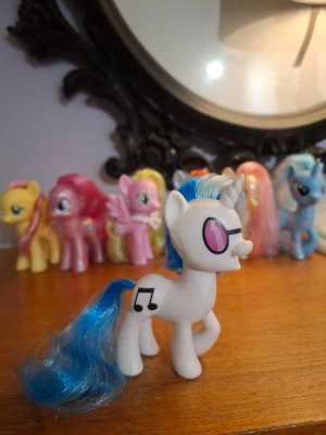My little pony Dj pon-3 / vinyl scratch - Bra kondition men med klippt hår. Kolla in fler mlps på min profil. Har du en fråga? Jag är samlare