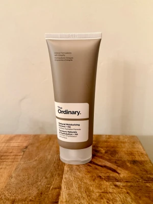 The Ordinary Natural Moisturizing Factors + HA 100 ml Ansiktskräm Ny Plomberad - The Ordinary Natural Moisturizing Factors + HA ansiktskräm daglig återfuktning av huden. Tuben rymmer 100 ml och är oanvänd och plomberad. Nypris 200 kr.