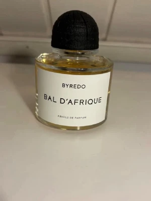 Byredo Bal D’Afrique - Säljer nu splitt på Byredo Bal D’Afrique. Storlekarna som finns är 2,3,5 ml men 10 och 30 går även att lösas. Frakt kan lösas privat eller via plick. Priser|| 119|159|199| Skriv vid minsta lilla fundering🙌