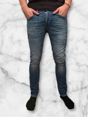 Dondup jeans George  - Dondup jeans George trendigaste jeansen på marknaden. Skick 9,5/10 nypris runt 4000kr säljs för 900kr( modellen har original slitningar ifrån fabrik vilket är väldigt eftertraktat och populärt storlek 32