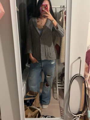 kofta - säljer denna otroligt fina stickade koftan som jag tyvärr inte använder❤️märket är mango (MNG SUIT) stl L men liten i storleken, passar mig som är s/m❤️ inga defekter som jag ser och i bra skick❤️ pris kan diskuteras❤️