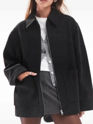Svart oversized jacka med dragkedja - Stilren svart jacka i oversized modell med dragkedja framtill och stora fickor från Asos. Klassisk krage och långa ärmar, perfekt för lager-på-lager. Jackan har en minimalistisk look och passar till många outfits. Nypris 800