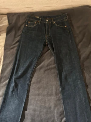 Levi's mörkblå raka jeans - Storlek 30/32. Använda ca 10 gånger