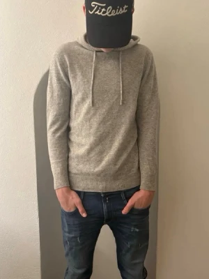 Kashmir hoodie  - En grå kashmir hoodie | Storlek S | Endast 499:- | Tveka inte att höra av dig vid frågor | ladoelgato.resell 