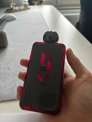 9PM Rebel - Säljer en 9PM Rebel parfym från Afnan. Flaskan är rektangulär med en djup röd transparent färg och grå med en fin doft! Lådan följer såklart med! Skriv vid intresse🤝