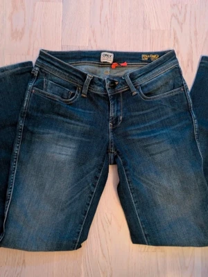 Vintage jeans - Säljer dessa fina vintage jeansen från ONLY.                  Jeansen har låg midja och raka ben, storlek W26 L30