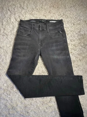 Replay Anbass Jeans - Svarta replay anbass hyperflex • W 29 L 32 • Använda ett fåtal gånger, byxorna är i väldigt bra skick • Priset kan diskuteras • Hör av dig kring funderingar!