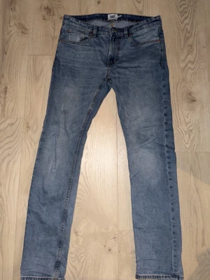 Slim fit jeans från 157 i ljusblå - Säljer ett par ljusblå slim fit jeans från 157. Klassisk femficksmodell med dragkedja och knapp i midjan. Jeansen har en smal passform och är tillverkade i mjukt denimtyg. Perfekta för en avslappnad och trendig look. Skick 9/10