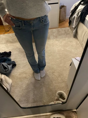 Ljusblå bootcut jeans från LTB - Säljer ett par ljusblå jeans med låg midja, bootcut från LTB i storlek 28/32. Jeansen är i mycket fin kvalité dock så har de små slitningar längs ner men det är inget som syns vid användning, säljer då dom inte kommer till användning längre. Nypris är 800 kr, har ni några frågor är det bara att höra av sig💕