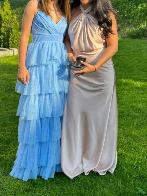 Champagnefärgad långklänning - Jättefin balklänning, använd en gång i storlek 36💘