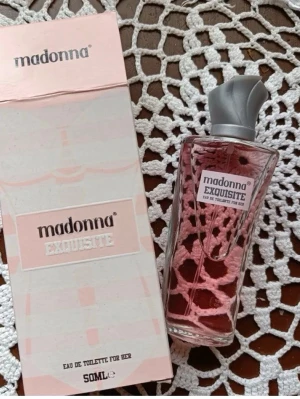 Madonna Exquisite Edt 50ml - Nyinköpt parfym edt 50 ml säljes för 60kr.  Oanvänd :) 