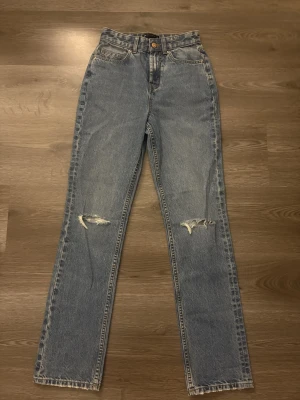 Blå raka jeans med slitningar - Waist 24 height 32