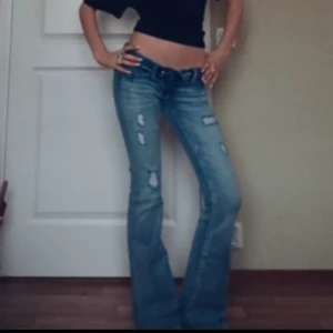 Blå bootcut jeans med slitningar  - Blå bootcut jeans med slitningar från gina tricot 14+ i storlek xs. Dom är helt nya och endast använda en gång. Färgen är mer som på bild nr 2 då första har ett tiktok filter på. Pris kan diskuteras💕