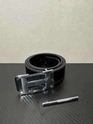 H&M bälte - 110cm, helt ny, skickas med skydd som syns på näst sista bilden