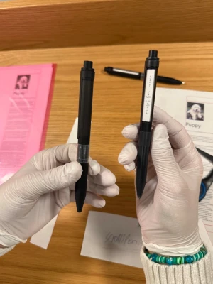 Pennan med 900ord Scrollipen - Scrollipen™ är en revolutionerande penna med en integrerad scrollfunktion som gör det möjligt att ha upp till 100 rader text eller bilder direkt i pennan. Pennan är designad och tillverkad i Sverige. Du får med 3 special designade pappersark som du kan skriva på eller printa upp till 900 ord och även bilder. I köpet ingår en penna och 3 pappersark. Pennan fungerar som en vanlig bläckpenna och lilla fönstret går att täcka för med klämman för en mer diskret stil.