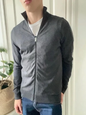 Selected full zip  - Selected home full zip, en klassiker från selected, grå full zip. Sitter hur najs som helst på modellen som är 180 cm 75 kg. Inga defekter heller! Storlek S🫵🙌