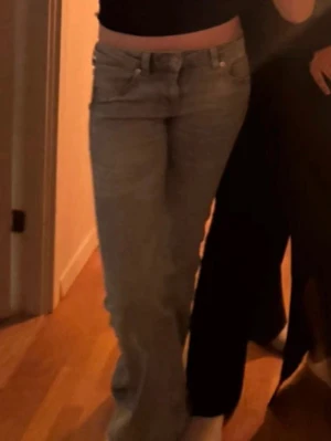 Blå jeans  - Passar mig inte längre. Små defekter som knappt syns framtill 