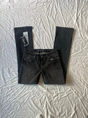 Lågmidjade jeans - Jag är 180 och brukar ha M, mått: midjemått rakt över 39 grenhöjd 21,5 benöppning 22 innerbenslängd 84cm❤️