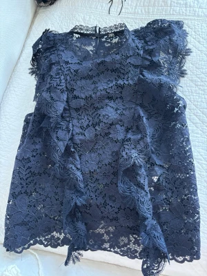 Trendig Zara blus🩷 - Säljer denna populära Zara blusen som inte säljs längre. Säljer pågrund av att den inte kommer till användning. Den är i storlek M, passar mig som är cirka 169. Den är ungefär aldrig använd så den är i jättefint skick🩷