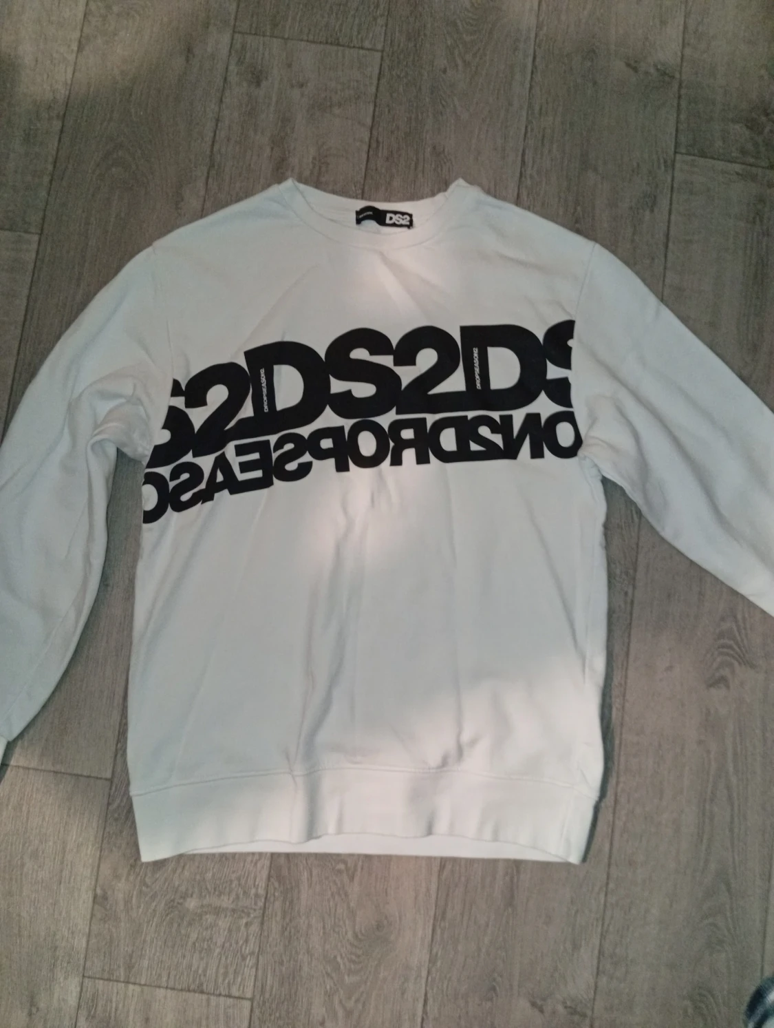 Vit sweatshirt från DS2 med tryck