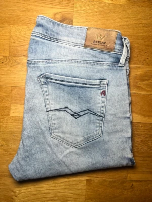 Replay Jeans - Tja, säljer nu ett par riktigt feta replay jeans🔥| Skick: 9/10 | W28 | Pris: 449🌟✅| Tveka inte att höra av er vid fler bilder eller frågor😊| Glöm inte att priset alltid är diskuterbart😉