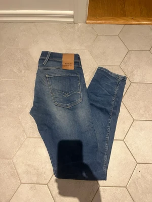 Replay anbass hyperflex 32/34 - Säljer ett par replay anbass hyperflex jeans. Jeansen är i storlek 32/34 och är i bra skick. Säljer pga att jag vuxit ur dom