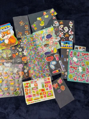 Klistermärken - Säljer klistermärken i olika färger och former. Perfekt för pyssel och dekoration.