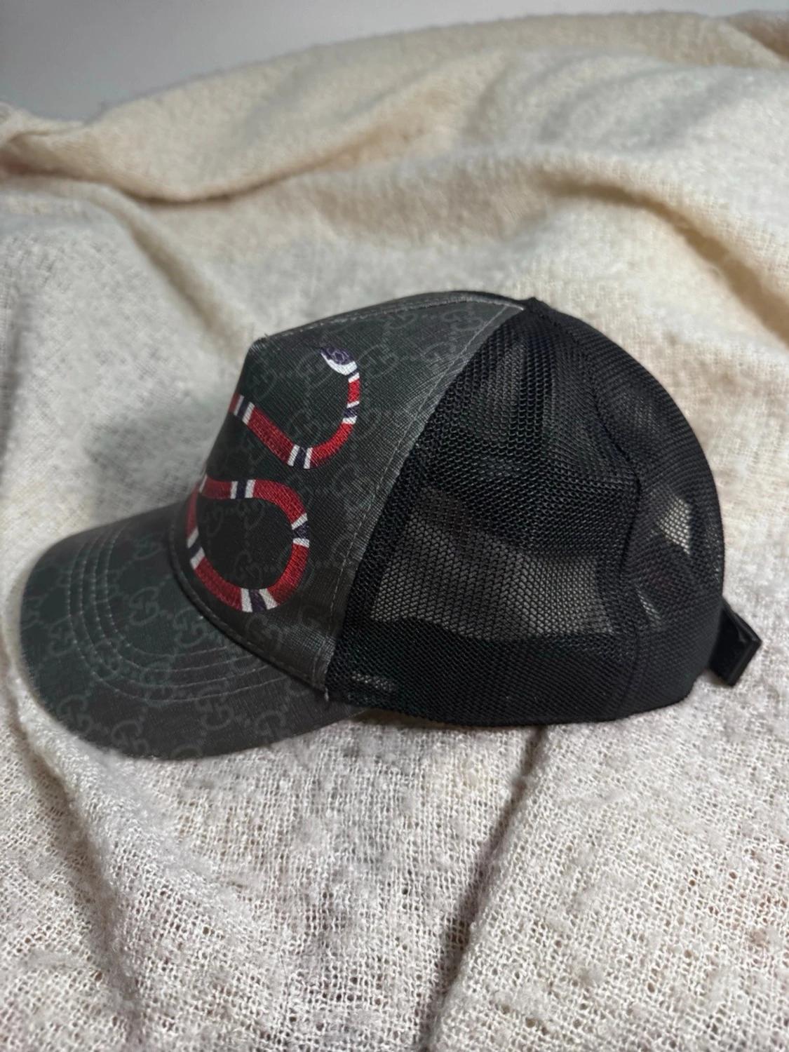 Gucci svart keps med ormtryck - 1
