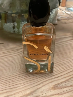 Si parfym Giorgio Armani Sì Eau de Parfum  - Säljer min Si parfym från Giorgio Armani, inköpt januari 2025 30 ml. Används lite och förtjänar ett nytt hem😆