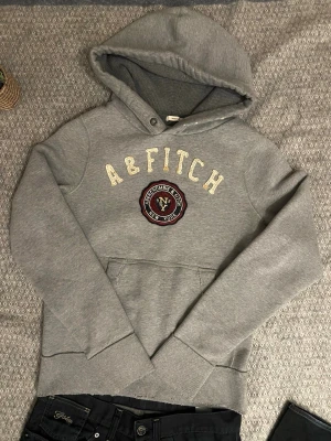 Abercrombie & Fitch hoodir - Ärmarna på hoodien är ganska långa, men annars har plagget inga defekter såsom hål eller fläckar.  Skriv till mig om du vill ha mått, svarar så snabbt jag ser medelandet! Skickar imon 48 timmar📦 och priset går att diskutera 