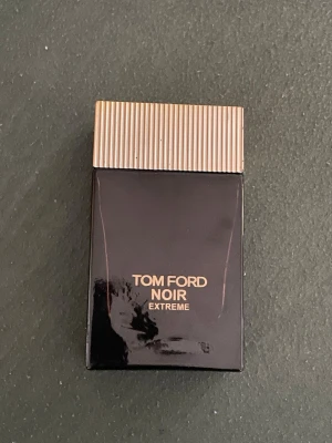 Tom Ford Noir Extreme  - Lyxig parfym från Tom Ford i modellen Noir Extreme. Flaskan är svart med guldfärgat lock och har en elegant, stilren design. Passar dig som gillar exklusiva dofter och vill ha något som sticker ut i parfymhyllan.