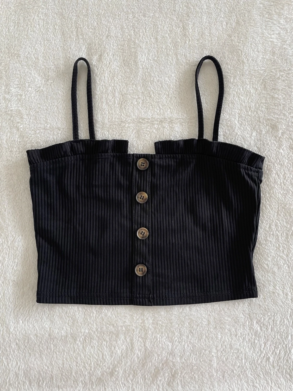 Svart ribbad crop top med knappar