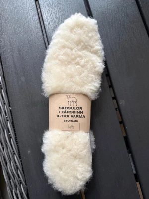 Fårskinnssulor X-tra varma stl 48 - Mysiga och supervarma skosulor i äkta fårskinn. Sulorna är fluffiga och vita på ovansidan med en grå undersida. Perfekta att lägga i dina skor för extra värme under kalla dagar. Passar storlek 43.