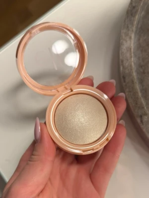 Elf Halo glow silky powder highlighter - Säljer den nylanserade highlightern från Elf i nyansen Soft pearl era. Jag har precis fått hem den så därför är den helt ny. Den ser något skimrig ut så därför säljer jag den. Den köptes för 129 kr. Hör gärna av dig vid frågor❤️