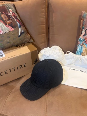 Ferragamo keps - HELT NY salvatore Ferragamo med taggs och tillbehören. Kvittot finns och överförs till dig vid köp. Nypris runt 4500-5000kr