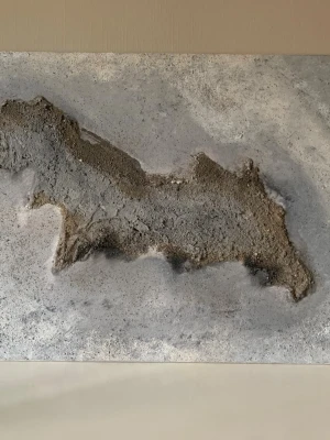 Abstrakt tavla i grå och beige toner Akrylmålning  - Unik abstrakt tavla med upphöjd struktur i jordnära toner av grått och beige. Verket har en rå, nästan cementliknande yta med tredimensionella detaljer som ger djup och karaktär. Perfekt för dig som gillar modern konst och vill ha något som sticker ut på väggen.