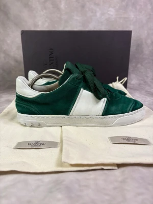 Valentino Flycrew Skor - Stl 41 - Feta Valentino Flycrew i mörkgrön färg! | Fint Skick: 8/10, lite creasade på höger skon, 13/22 nitar kvar, innersulorna inte bästa skicket | Stl: 41 |  Ingår vid köp: Skorna, 2 Dustbags, Skoboxen | Nypris: ca 5000kr | 