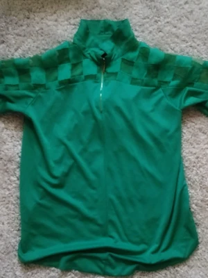 Koreansk skjorta. - En annorlunda Koreansk skjorta med texten " viljan att tänka" som etikett. Storlek S . Fint skick.